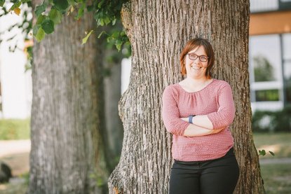 Pastorin Pfeifer lehnt an einem Baum - Copyright: Guido Kollmeier/ kk-ll