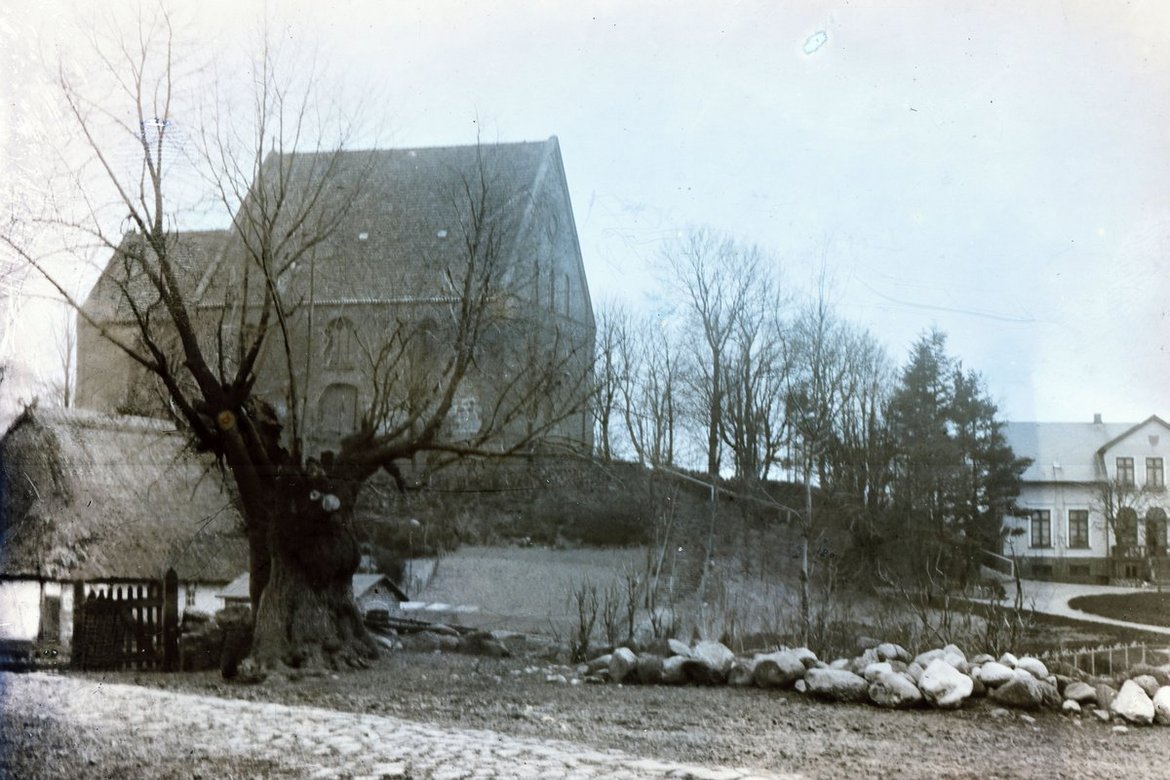 Historisches Bild einer Kirche ohne Turm auf einem Berg.