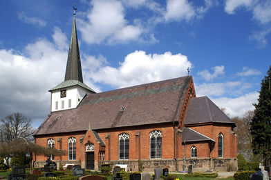 Außenansicht der St.-Marien-Kirche Siebenbäumen von der Seite - Copyright: Manfred Maronde