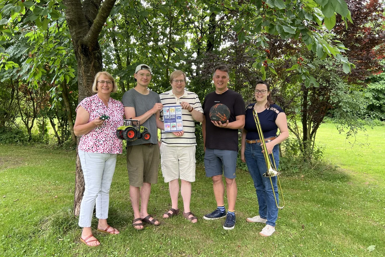 Fünf Menschen auf einer Wiese