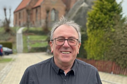 Rüdiger Respondek vor der Sandesnebener Kirche - Copyright: Oliver Erckens