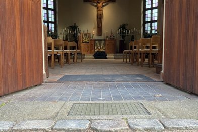 Eingang Friedhofskapelle - Copyright: Doris Pfeifer