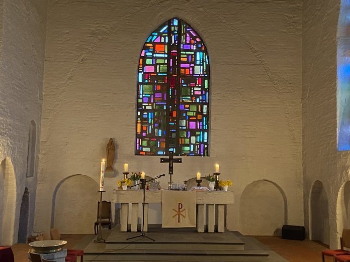 Kirche innen beleuchtet