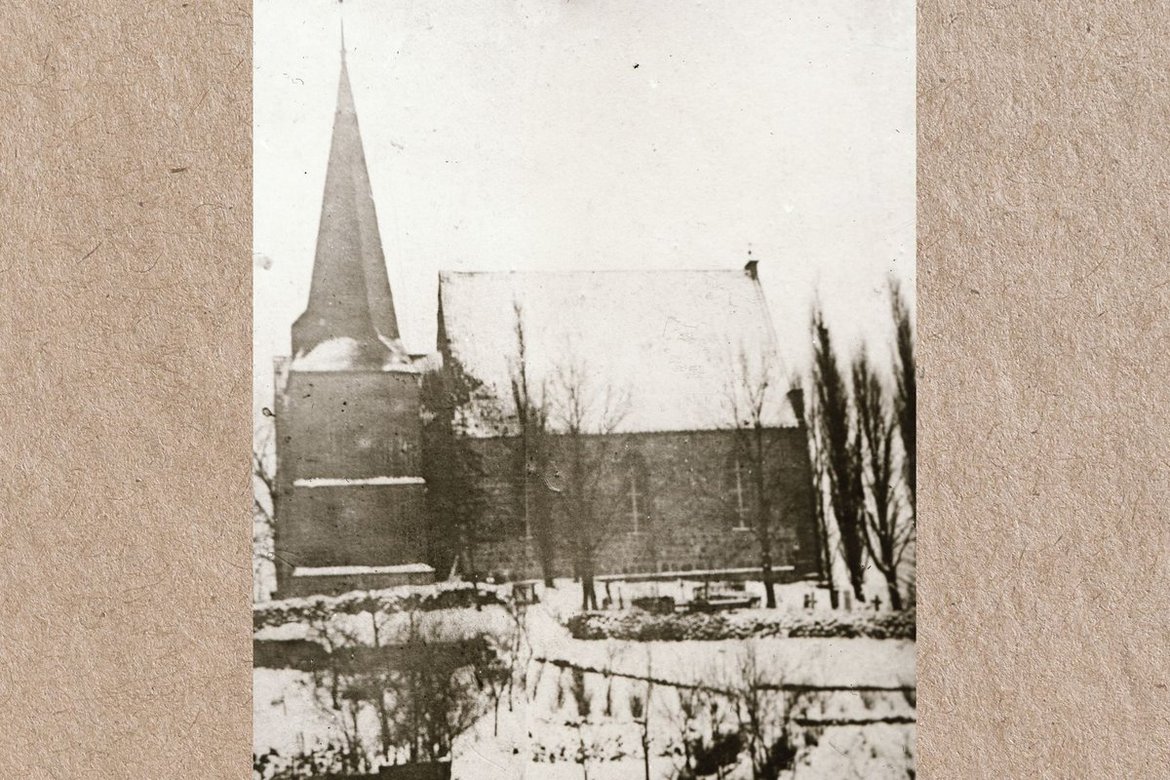 Historische Aufnahme einer Kirche.