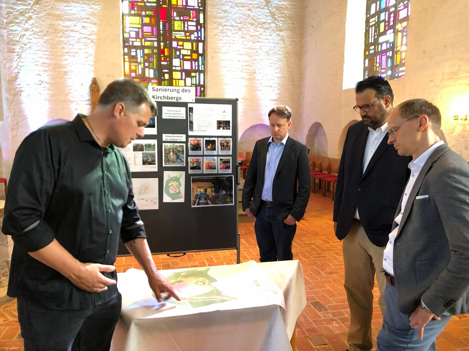 Menschen in einer Kirche 