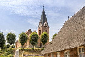 Außenansicht der St.-Marien-Kirche Sandesneben von der Seite