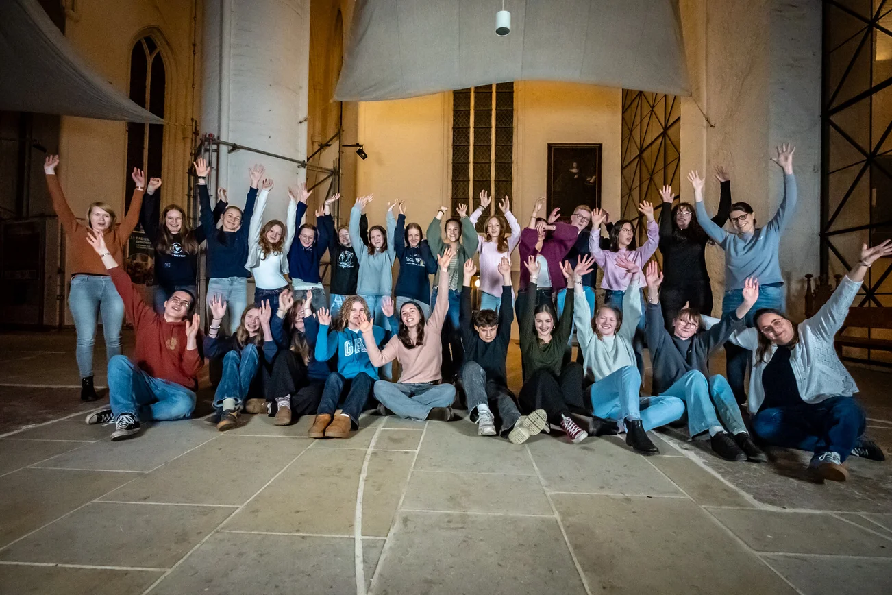 Junge Menschen freuen sich 