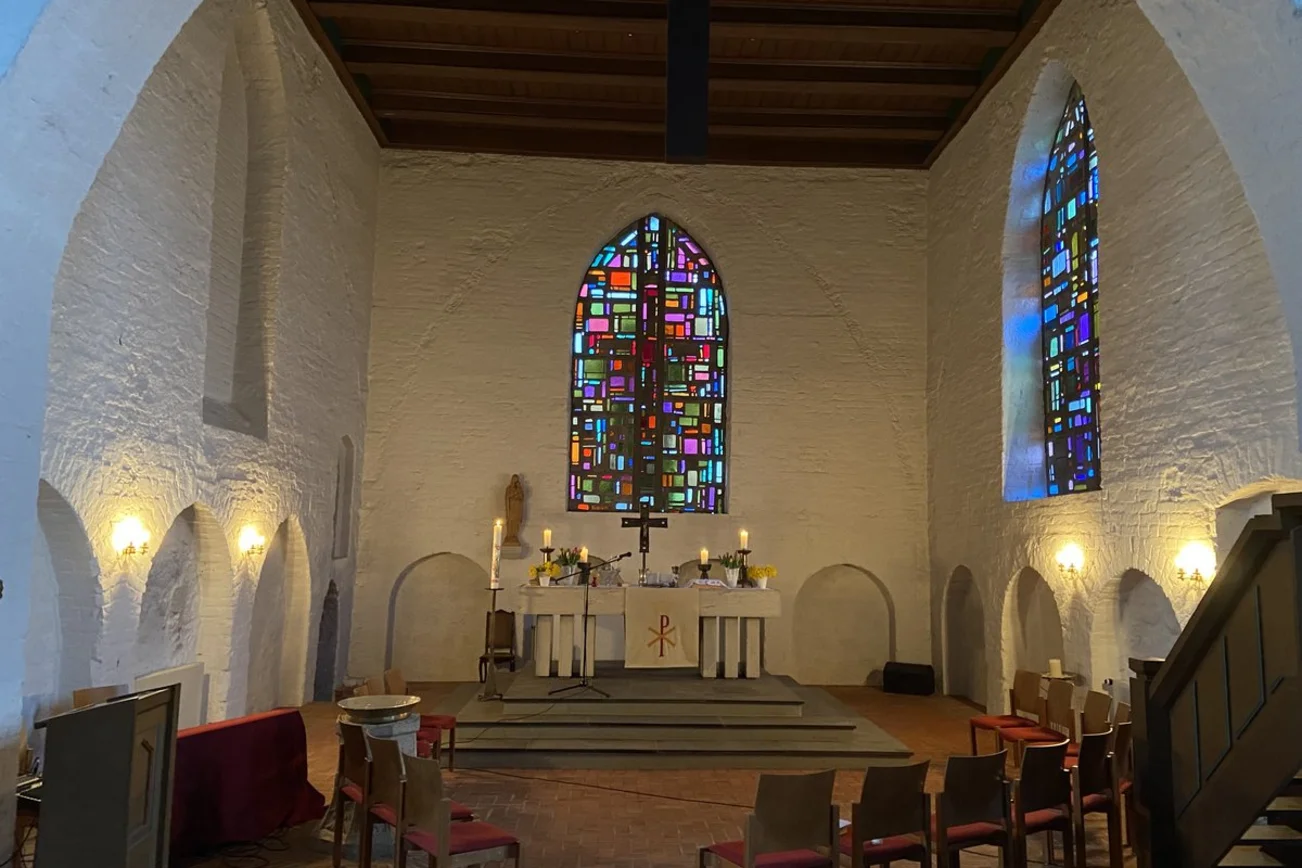 Kirche innen beleuchtet