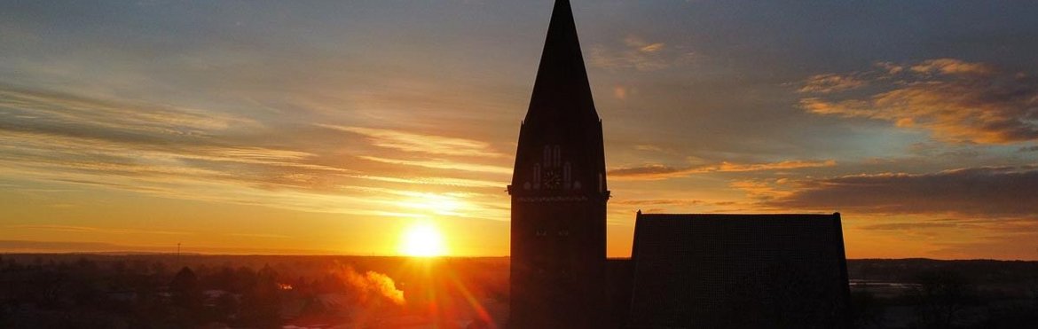 Sonnenaufgang hinter einer Kirche