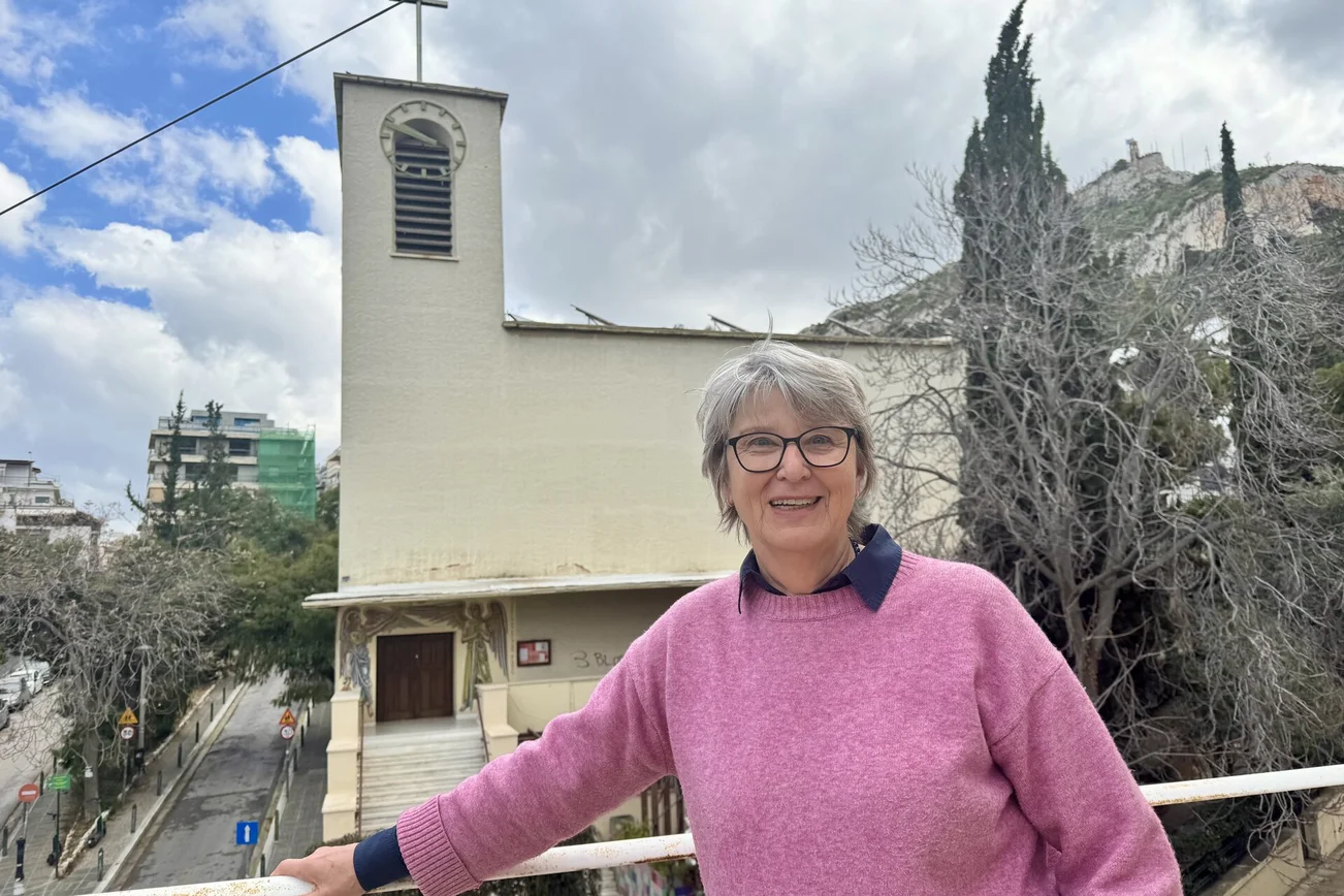 Eine Frau vor einer griechischen Kirche