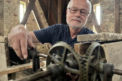 Ein Mann arbeitet an einer Uhr.  - Copyright: Bastian Modrow 
