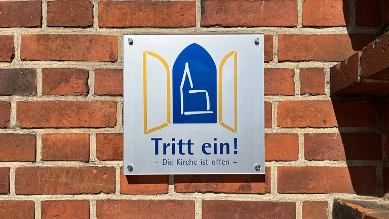Das Schild mit den Worten "Tritt ein! 