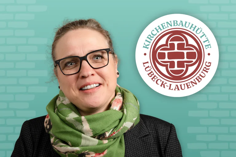 Eine Frau schaut in die Kamera. Neben ihr ist ein Logo.