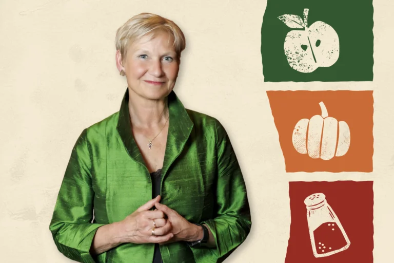 Eine Frau schaut in die Kamera