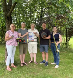 Fünf Menschen auf einer Wiese