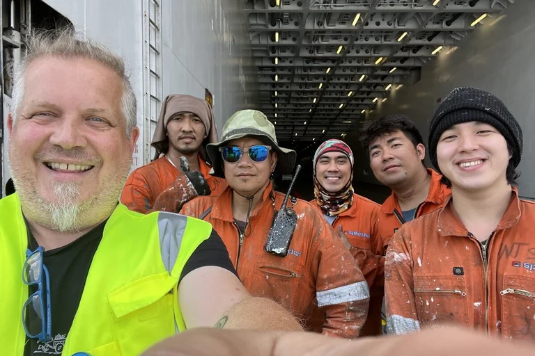 Ein Mann auf einem Schiff mit anderen Personen