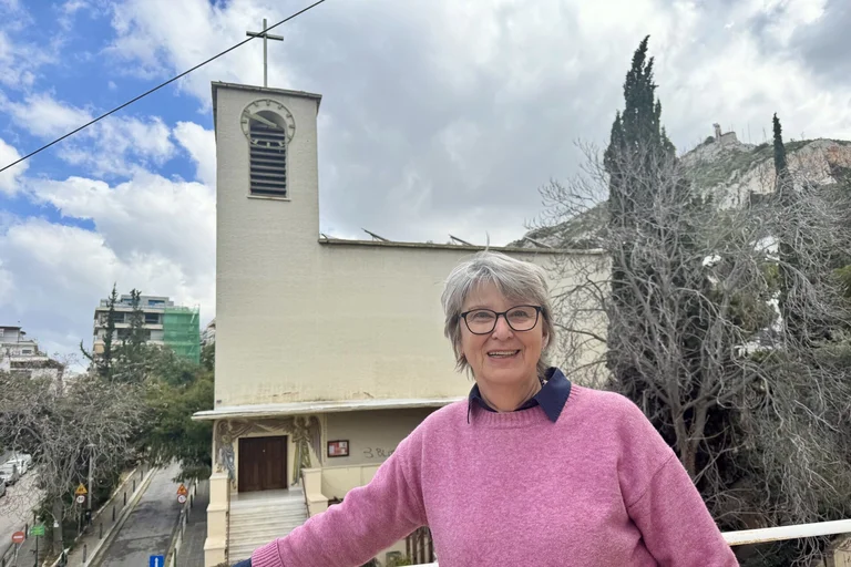 Eine Frau vor einer griechischen Kirche