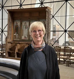 Eine Frau steht in einer Kirche