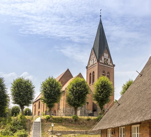 Außenansicht der St.-Marien-Kirche Sandesneben von der Seite