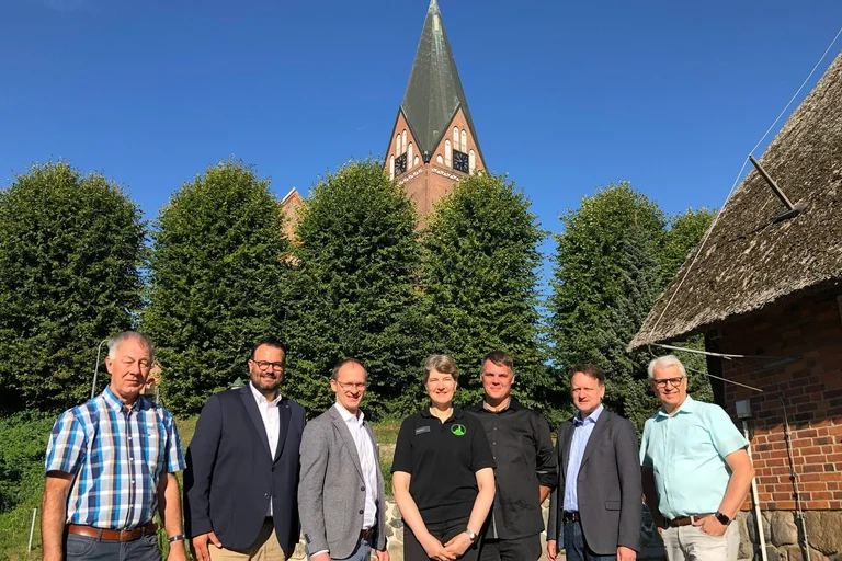 Menschen stehen vor einer Kirche
